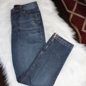 Gloria Vanderbilt, side zip on the hem of the jeans .....
